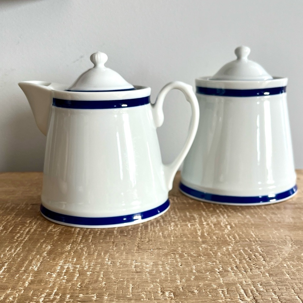 WILLIAMS SONOMA BRASSERIE WHITE AND BLUE CREAMER AND SUGAR SET